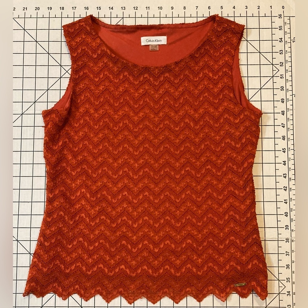 Calvin Klein Women’s Size Medium Petite Orange Chevron Sleeveless Blouse‎